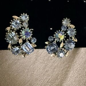 Vintage Lisner AB clip on earring in good condition